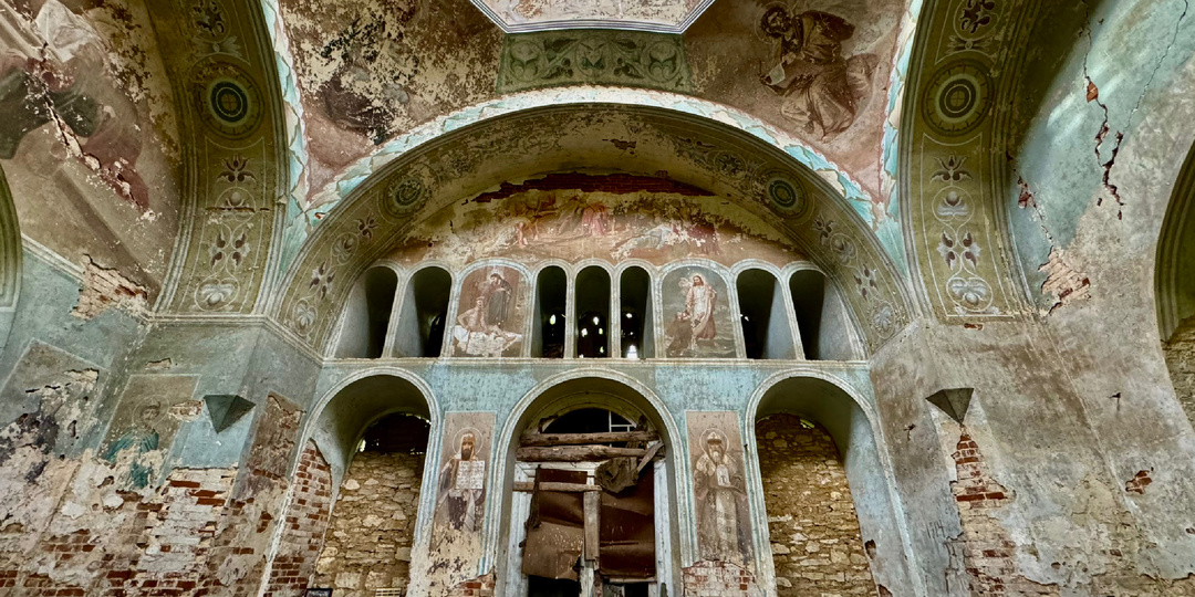 Заброшенный храм в Ивровке: невероятные росписи по эскизам Васнецова за невзрачным фасадом