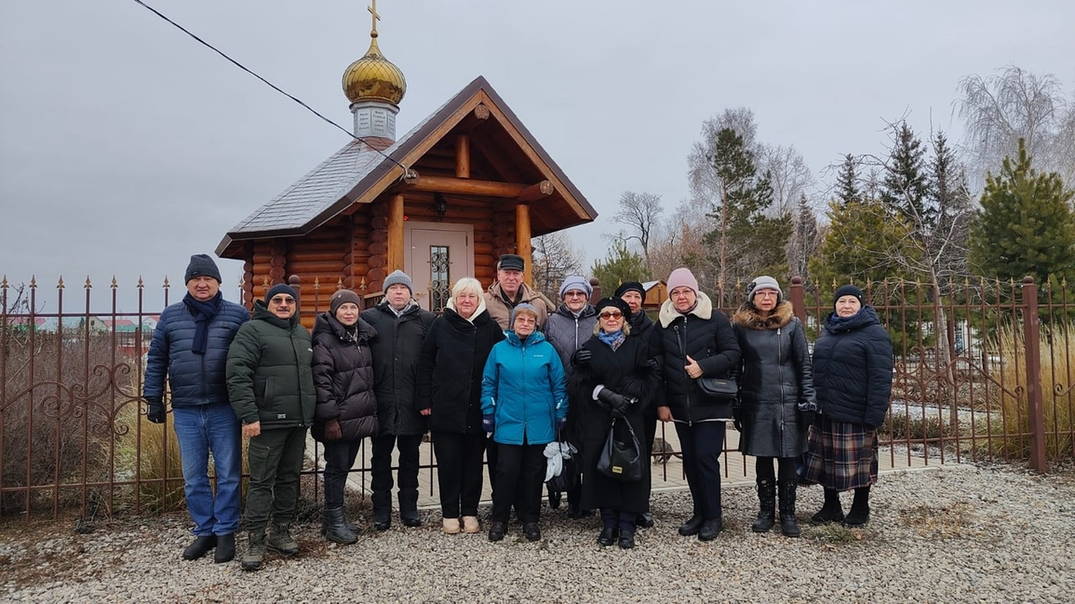 На деревенском кладбище с друзьями по комсомолу...