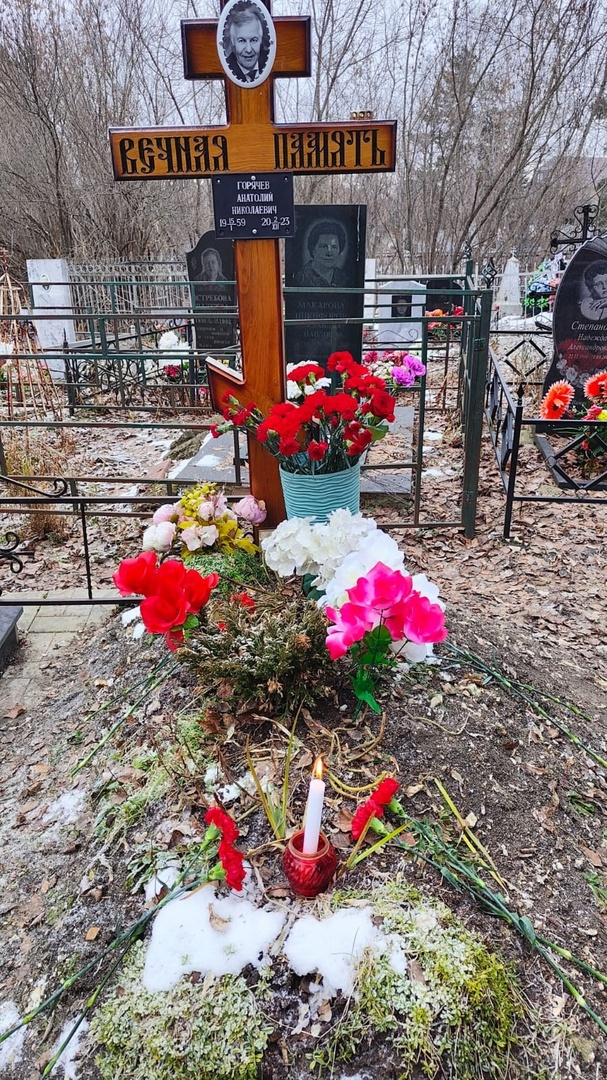 Скромная могила олигарха на деревенском кладбище в Булгаково. Поминальная свеча...