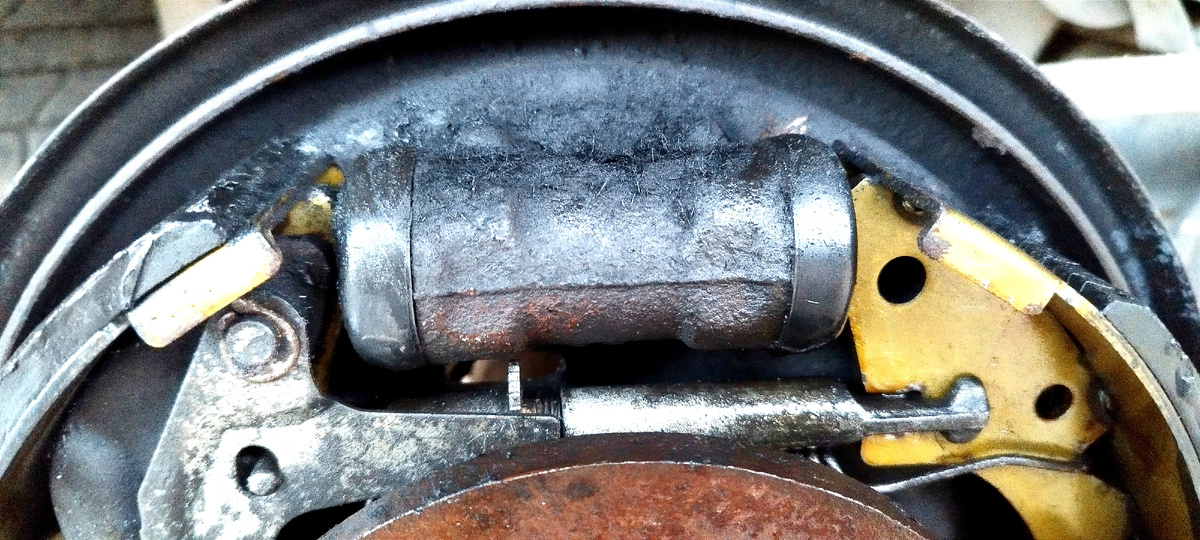 Заднее колесо. Старый тормозной цилиндр.