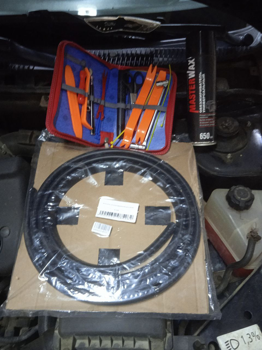 Уплотнитель капота