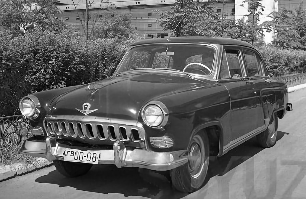 *Самый первый опытный образец М-21 «Волга» 1954 года постройки, фото 1955 г.