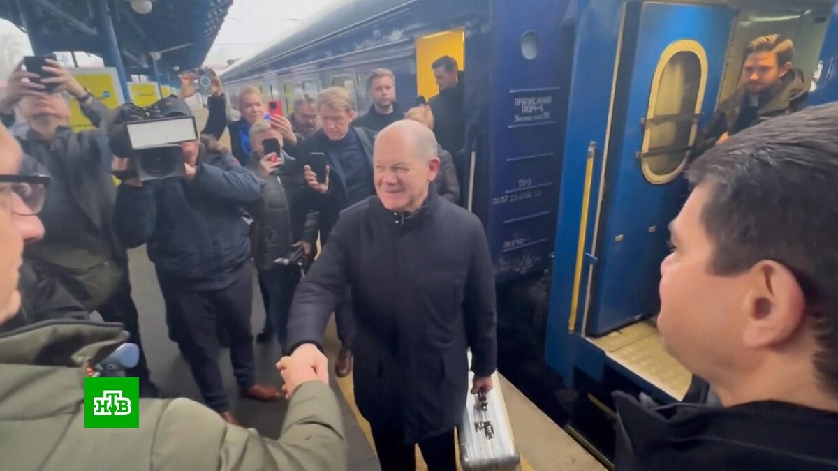    В Сети строят догадки о содержимом чемодана Шольца в Киеве