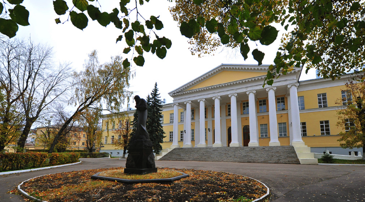 Мариинская больница, в одном из флигелей которой жили Достоевские. Фото: мос.ру