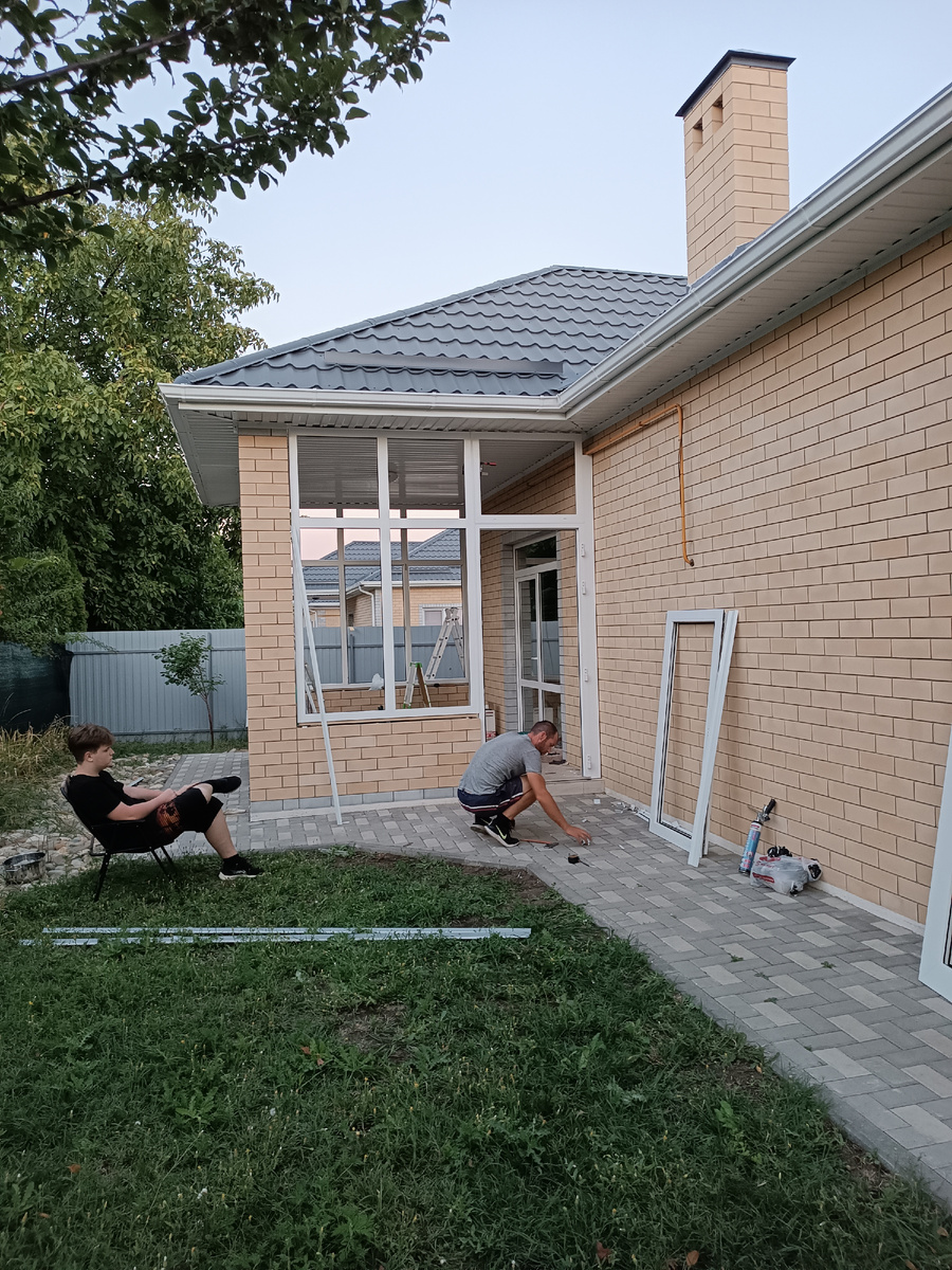 Веранда в процессе остекления
