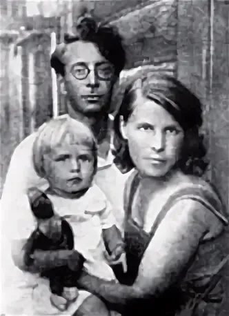 На фото Дмитрий Кедрин с супругой и дочерью.