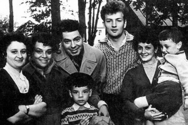 Екатерина Райкина (справа) с племянником, братом, отцом, мамой, тётей и первым мужем Михаилом Державиным