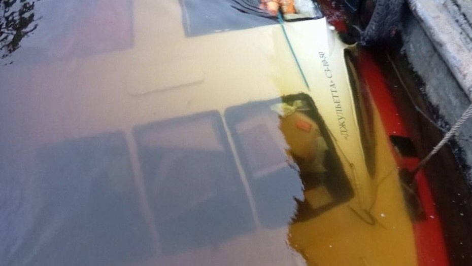    Пассажирский теплоход "Джульетта", затонувший в акватории Большой Невки в Петербурге, декабрь 2024 года. Автор фото: Пресс-служба Северо-Западной транспортной прокуратуры