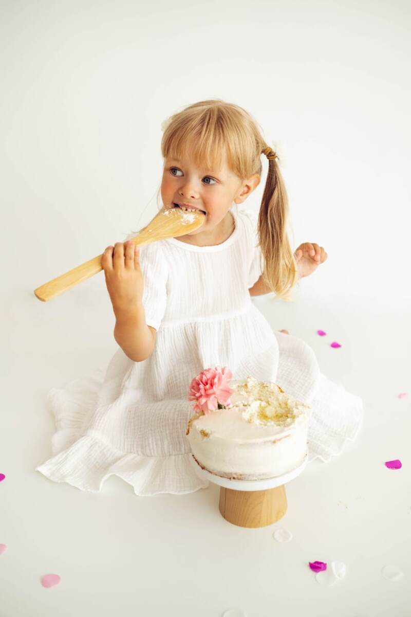 Дочка без зазрения совести лопает тортик. А потому что большая уже, чего уж скромничать)