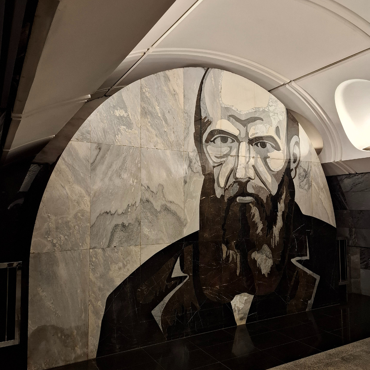 Портрет Федора Михайловича Достоевского. Станция метро «Достоевская» на Люблинско-Дмитровской линии. Фото автора.