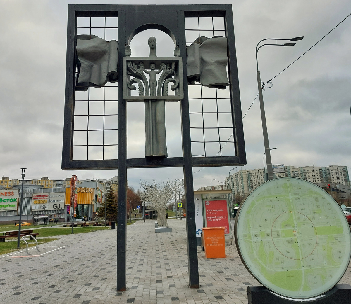 Скульптура "Материнство". Ясенево, Москва 
