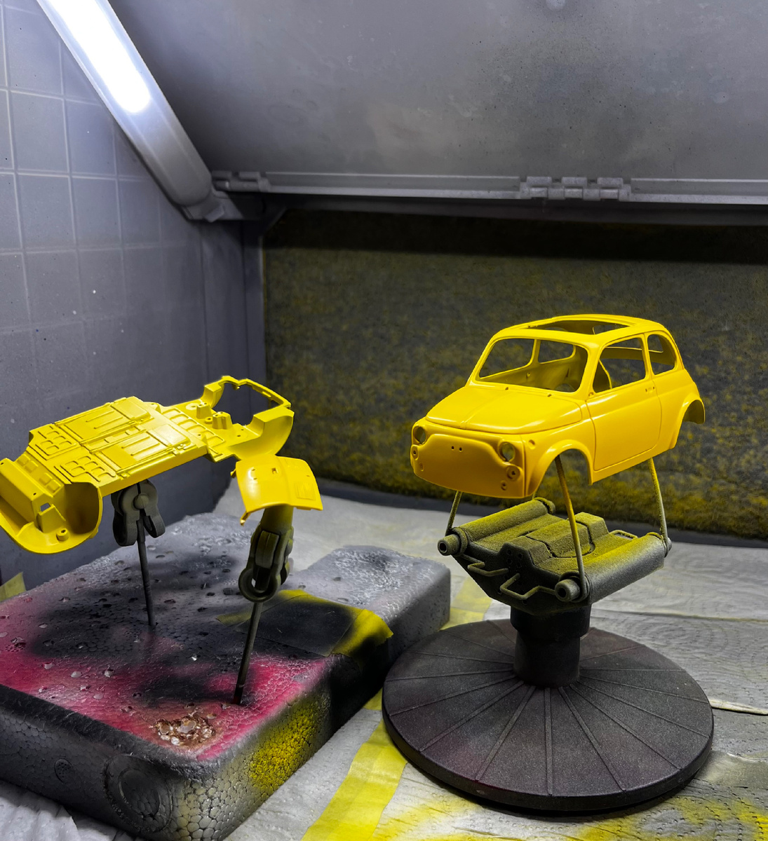 Кузов, днище, капот загрунтованы и окрашены в базовый цвет Ferrari Giallo Modena