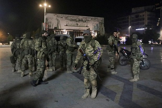    Бойцы сирийской оппозиции в центре Алеппо, Сирия, 2024 год. Фото: Mahmoud Hasano / Reuters