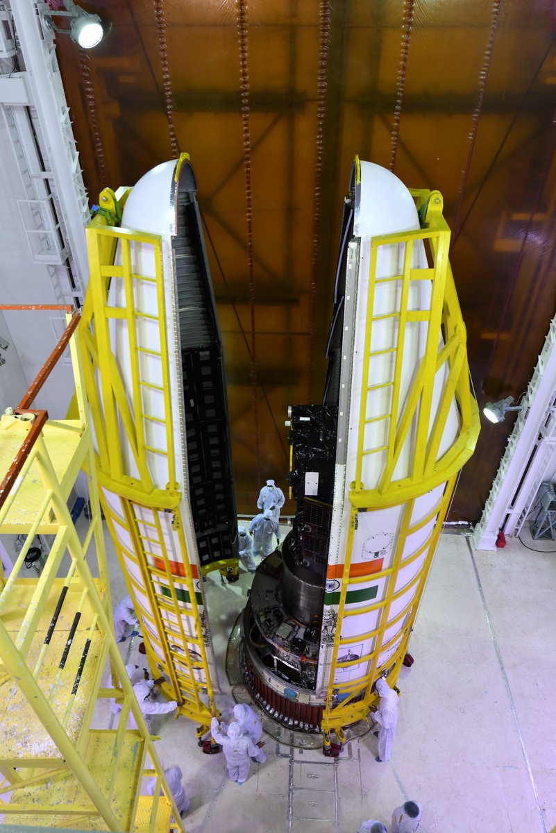Установка головных обтекателей РН PSLV-XL с Proba-3. Credit: ISRO.