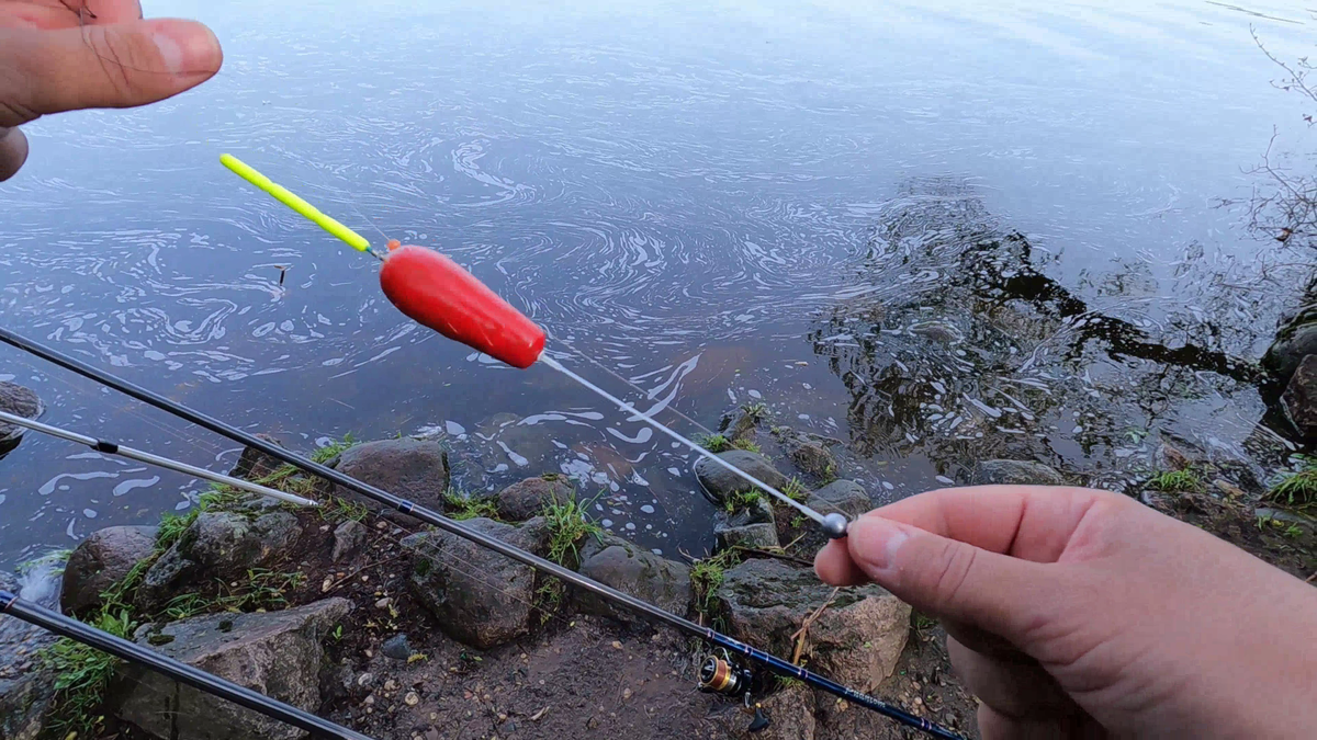 Болонский поплавок самодельный подгруженный внизу дробью типа покаток. На самом деле можно и не подгружать. Оснастка летит и так хорошо. Это просто экспертимент на рыбалке.