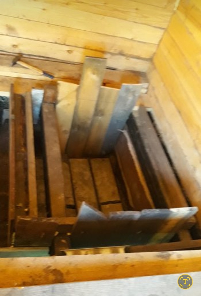 Аппалубка под будущий фундамент,набрал я её между половых лаг,от лаг до земли 40см ,и в почву 70см у меня получилось,где 30 см  чернозём ,и 40см глина,тоесть весь фундамент стоит в глине,кк вроде полагается,чтоб не водило его.