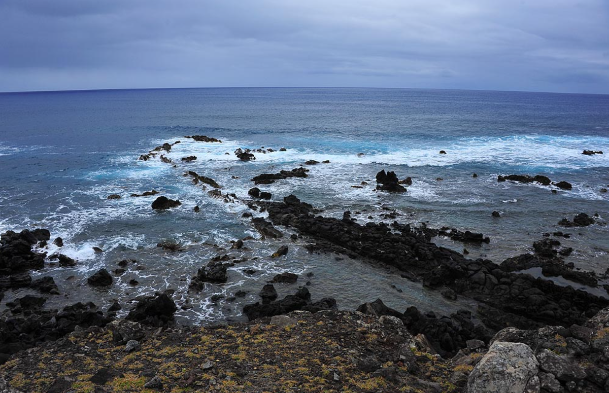 Языки лавы, уходящие в море