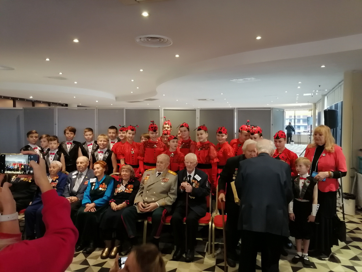 Ветераны войны с юными участниками хореографического ансамбля "Веселуха". Фото автора