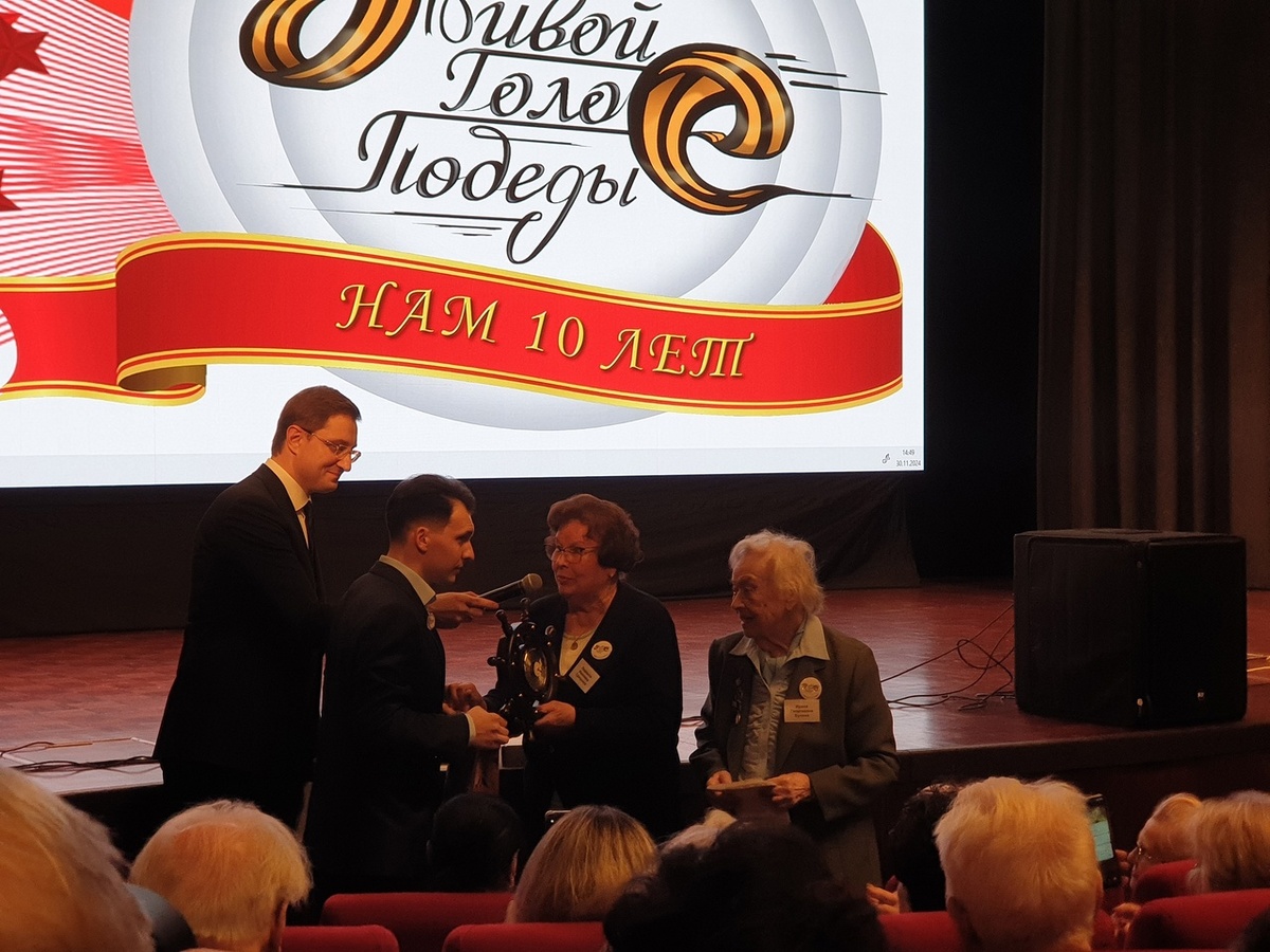 Блокадники из Петербурга приветствуют Вячеслава Нарского.  С микрофоном Роман Акимов Фото Jaroslawa Reimer https://vk.com/id322096?w=wall322096_6074