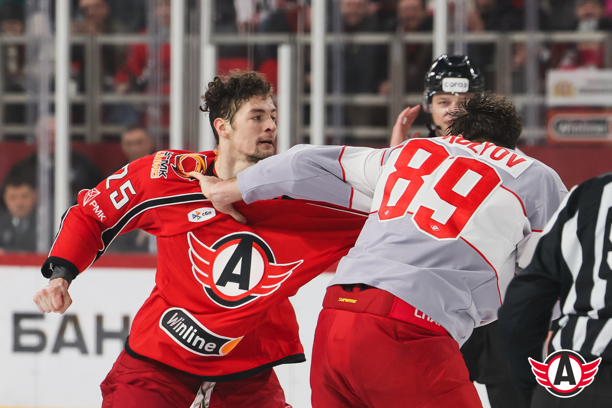 Поединок Евгения Кашникова и Вениамина Королева. Фото: ХК "Автомобилист"
