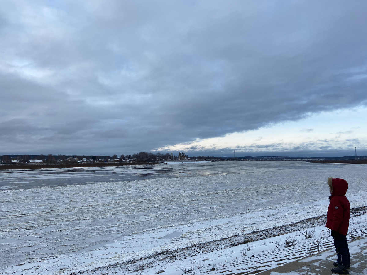 Набережная замерзающей реки