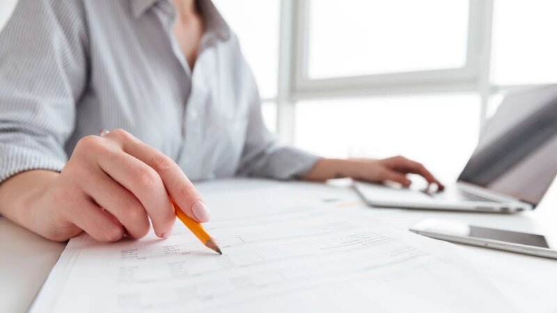     Женщина работает с документами Фото: freepik, автор drobotdean.