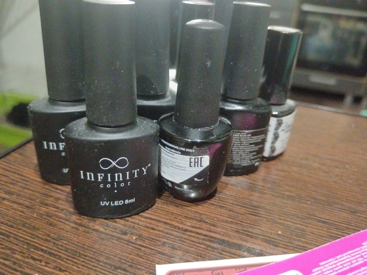 Почти 3 десятка лаков в мусорку. С заботой о здоровье клиентов. 