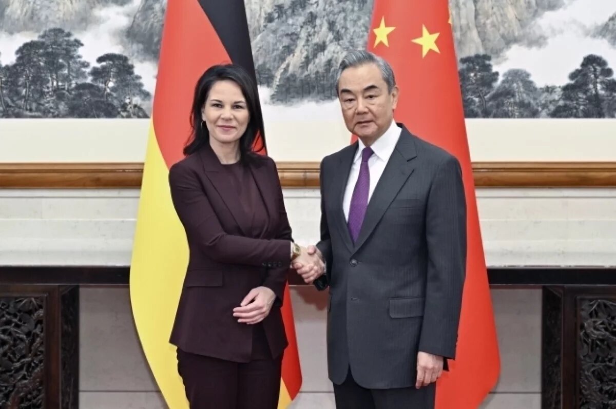    Handelsblatt: немецких журналистов вывели из зала на встрече Бербок и Ван И