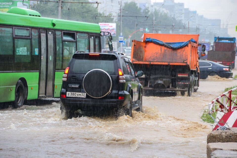    Барнаул и барнаульцы во время дождя. Источник: Виталий Барабаш