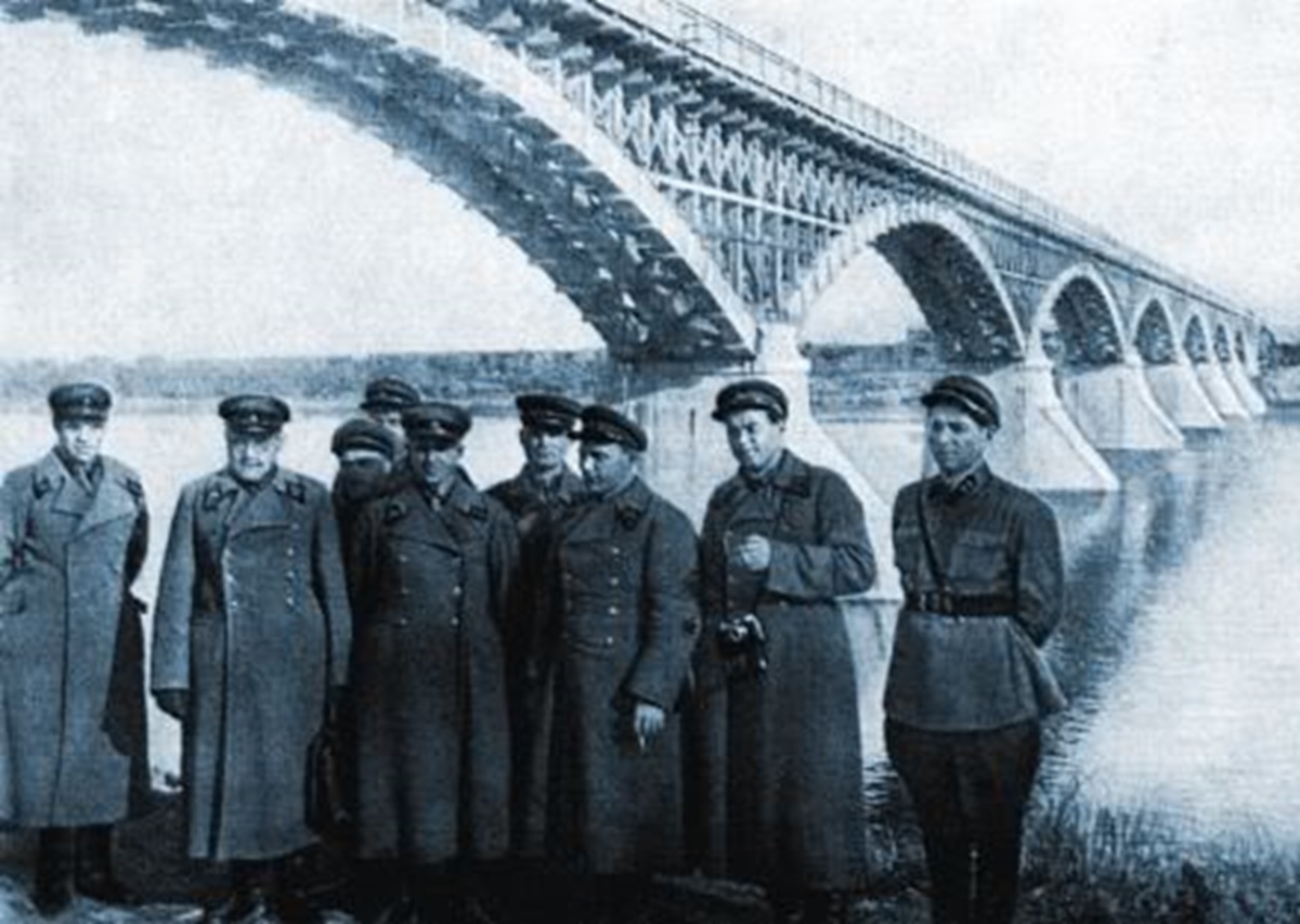 Фото: Деревянный мост через Колыму у посёлка Дебин 