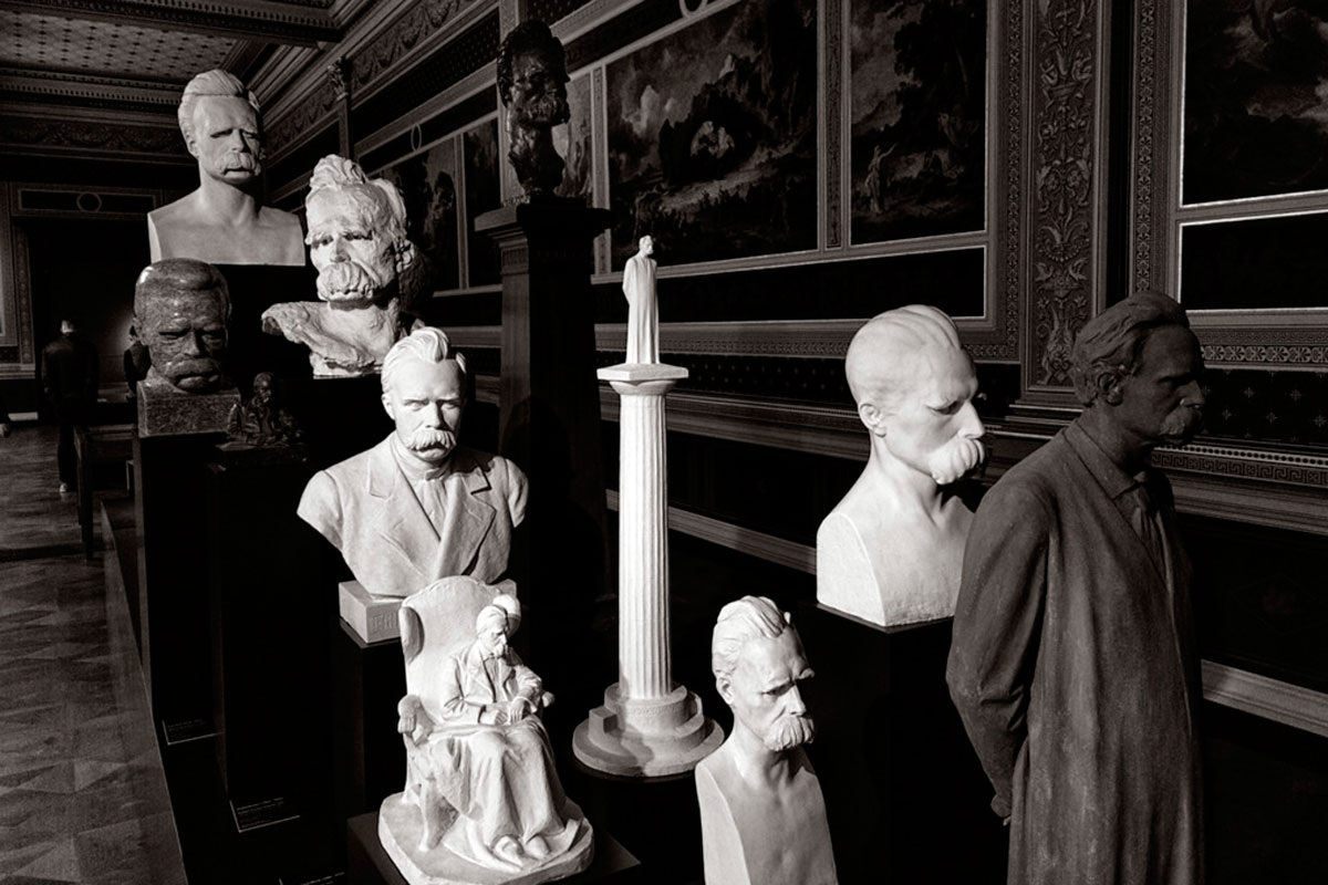 И все же внезапно, в возрасте 45 лет, его интроспективные исследования закончились безумием - событием, которое, казалось, предсказал Ницше