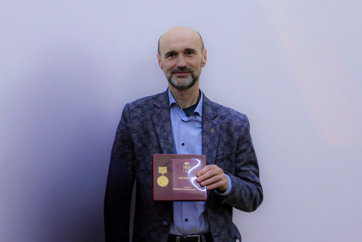     Красноярского скульптора наградили медалью Андрея Дубенского