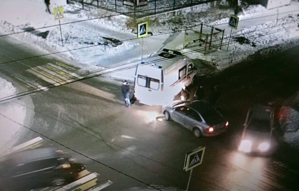    ДТП со скорой в Бийске. Источник: t.me/ssmpbiysk