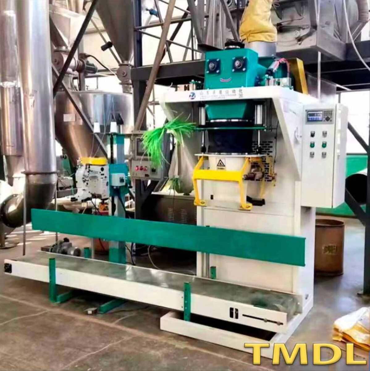 Полуавтоматическая машина для упаковки в мешки 15 25 50 кг порошка