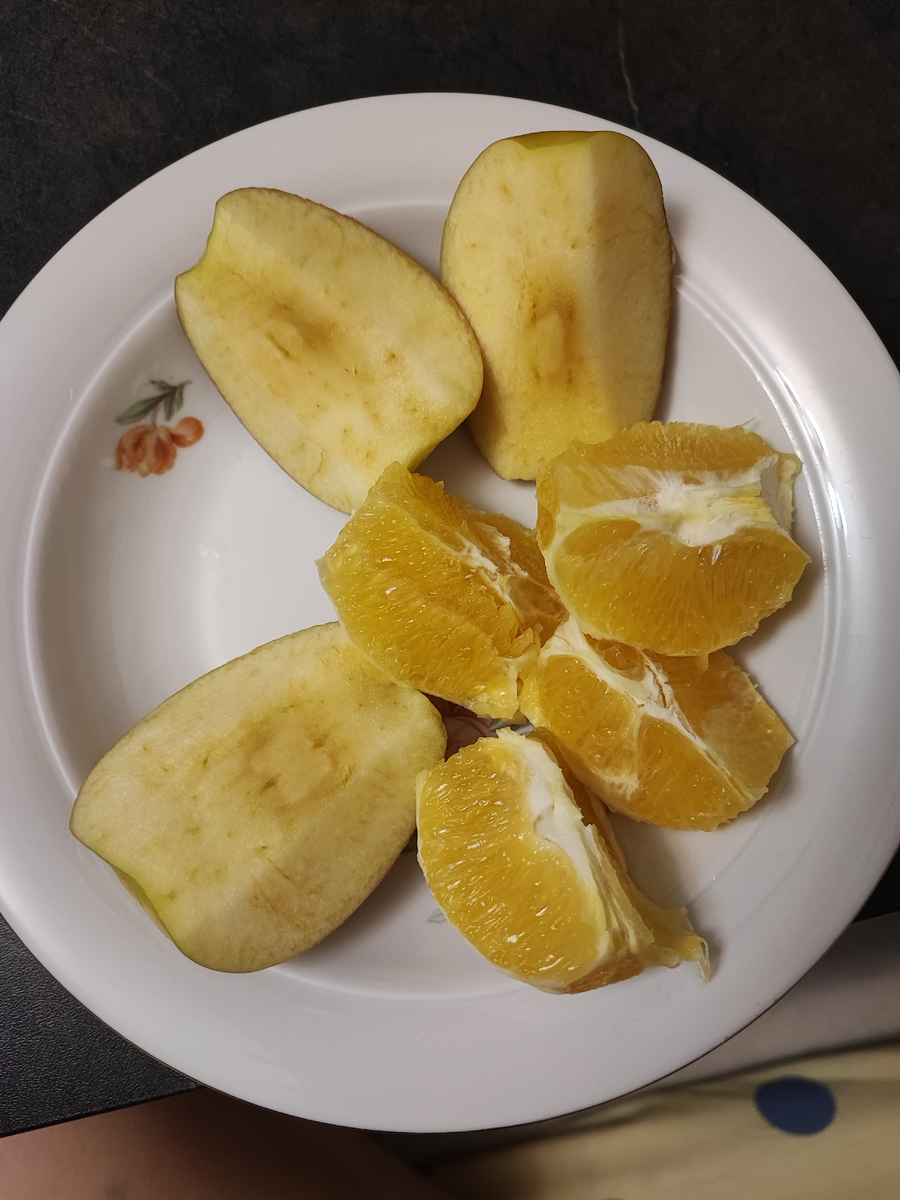 Яблоко 200гр, апельсин 140гр. Итого: 195кК.