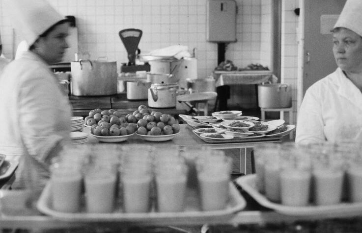 Обед в заводской столовой, СССР (иллюстрация из открытых источников)