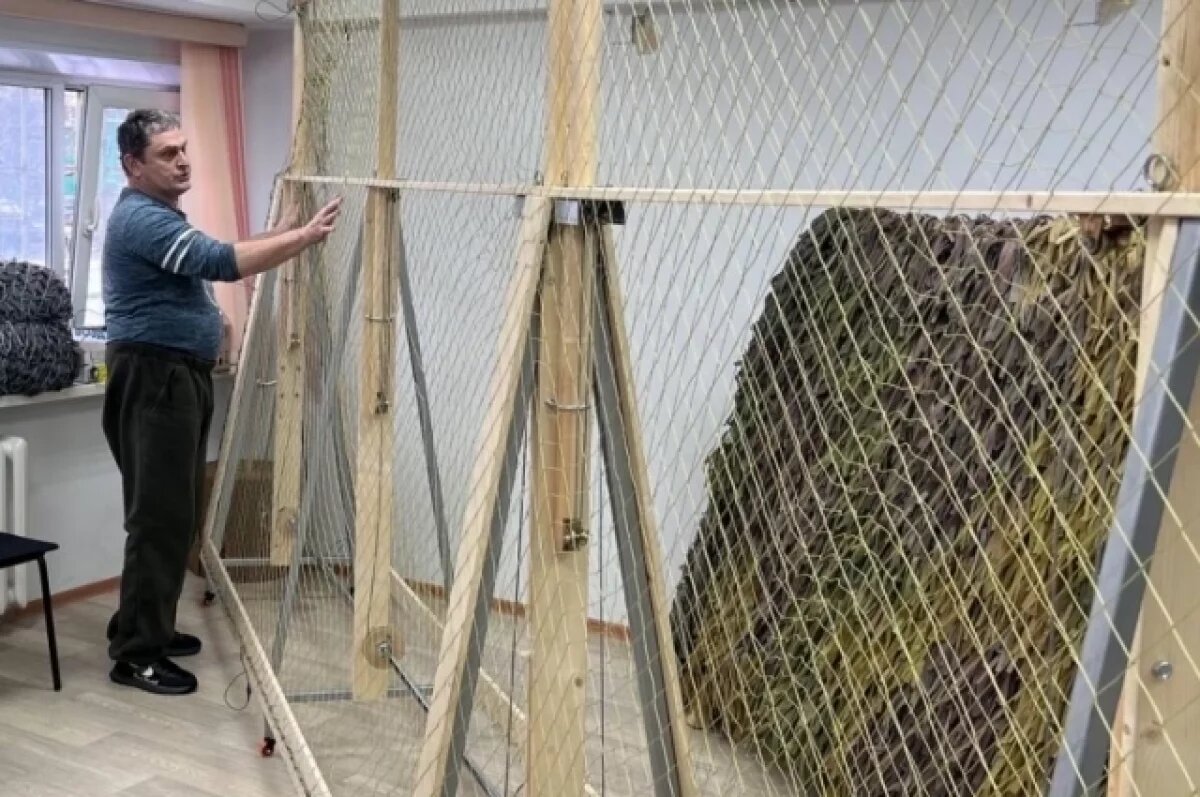    На Камчатке умелец улучшил станок для плетения маскировочных сетей