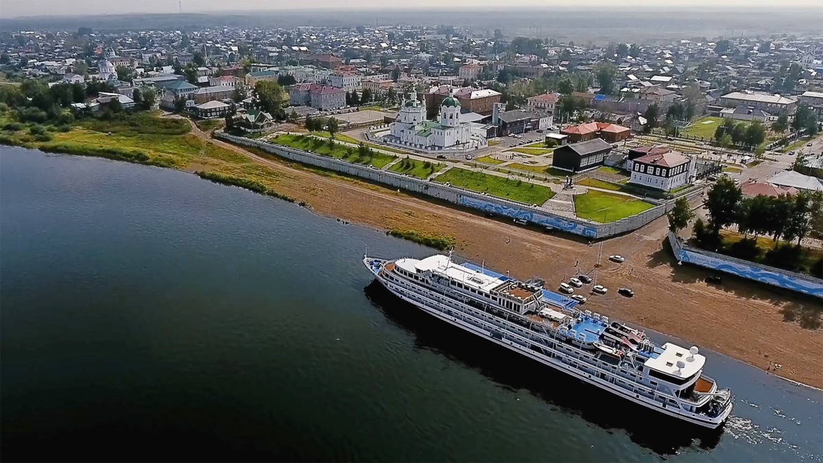     Навигация у круизного теплохода короткая: первый рейс за полярный круг можно совершать только в июне, а последний – уже в сентябре. Правда, по более коротким маршрутам судно ходит еще и в начале октября