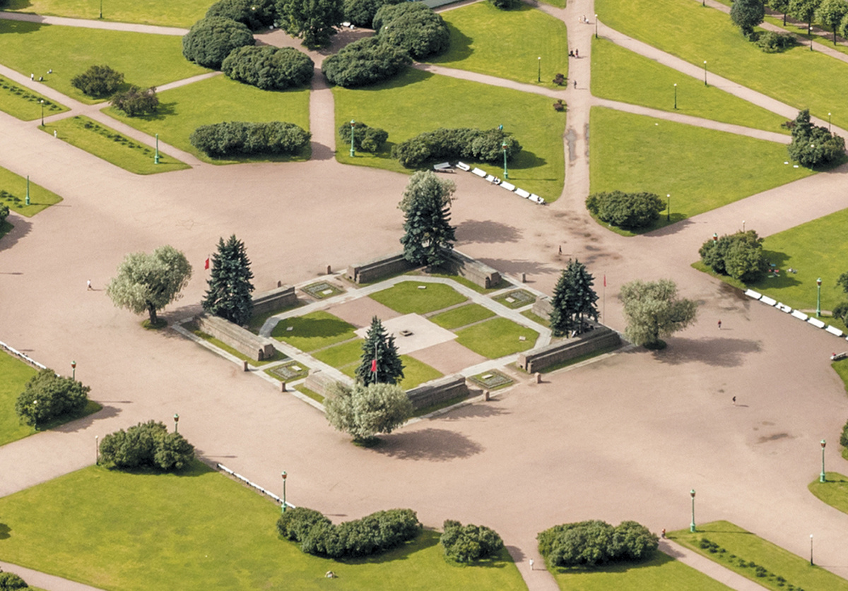 Памятник борцам революции на Марсовом поле в Санкт-Петербурге. Источник https://upload.wikimedia.org/