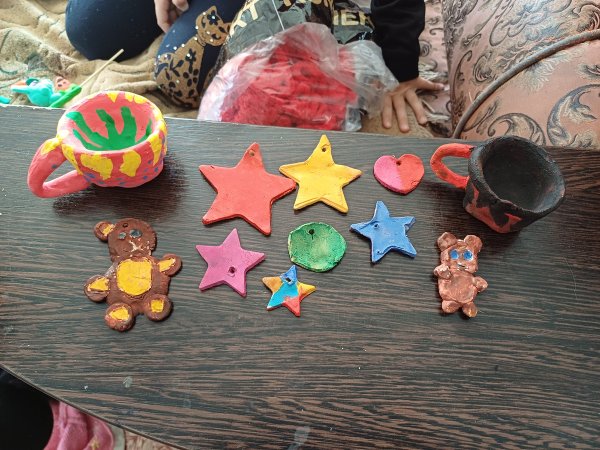 Подделки девочек из глины.