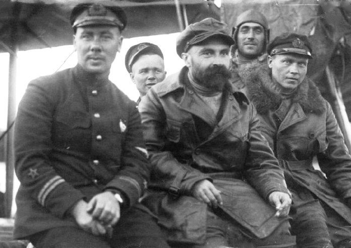 Георгий Красинский в центре, 28.08.1927 год, Иркутск. Фото: ГЦМСИ