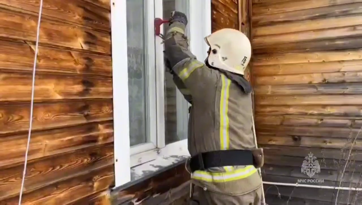     Енисейские пожарные помогли закрывшейся в квартире пожилой жительнице