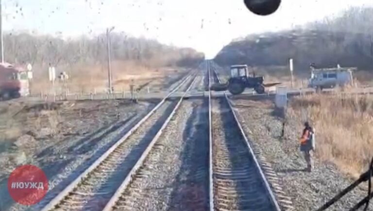    Двухэтажный поезд «Москва – Оренбург – Орск» едва не столкнулся с трактором Оренбуржье