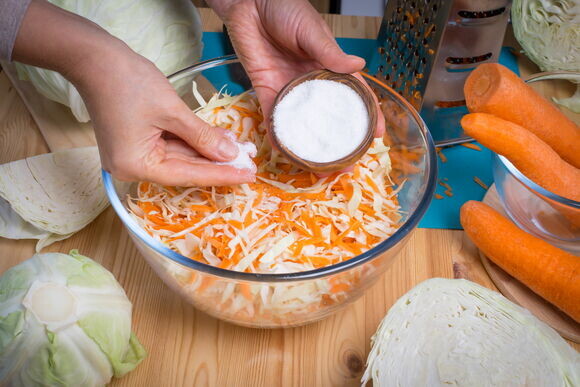 Основные ингредиенты капуста, морковь, соль, сахар.