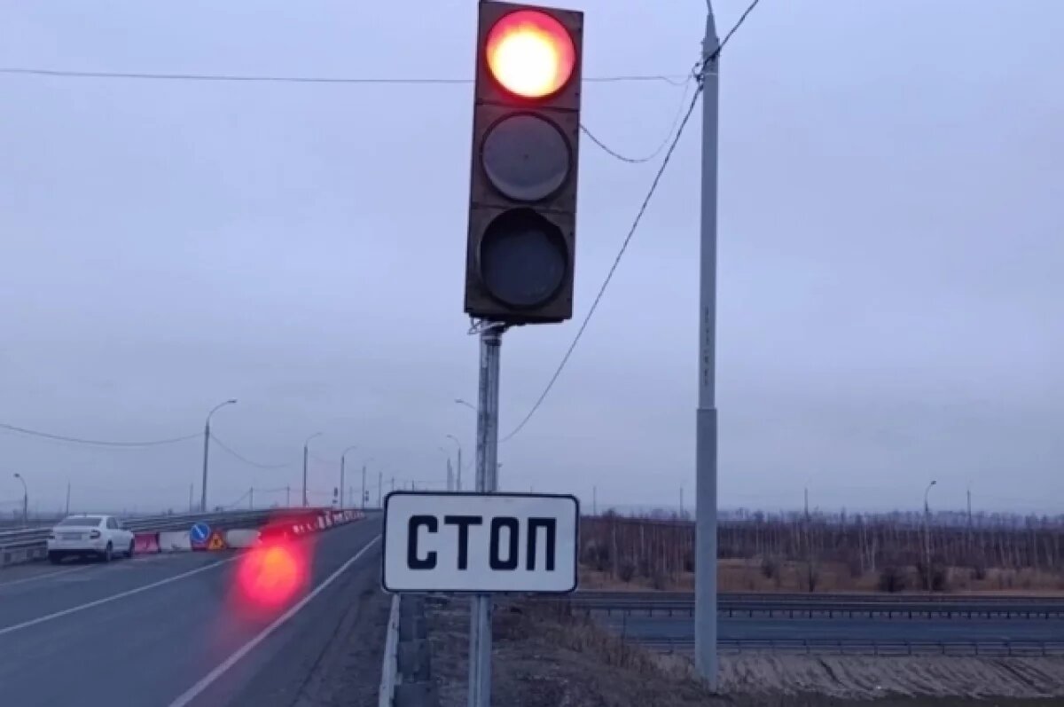    Под Сызранью машина с негабаритным грузом разбила балки путепровода на М-5