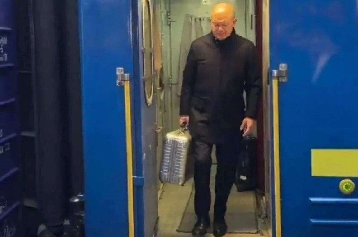    Шольц раскрыл тайну взятого им с собой в Киев чемодана