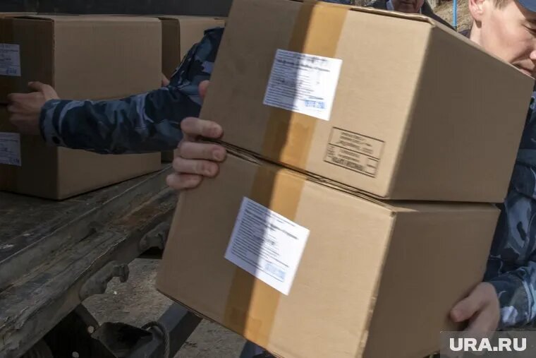 Коробки с нелегальным алкоголем были изъяты из цеха и гаражного бокса. Фото: Сергей Русанов © URA.RU