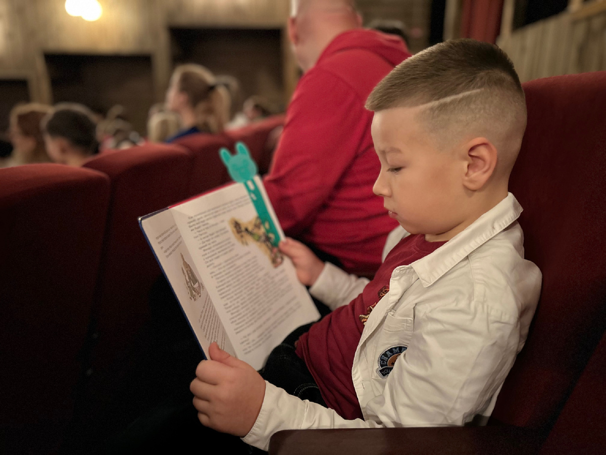 Саша читает «Механического Деда Мороза» Свена Нурдквиста в ожидании спектакля 