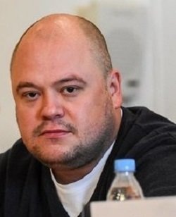 — Когда в 2009-м мы начинали, в Татарстане и ближайших регионах молодые режиссеры ставили мало или очень редко, — говорит программный директор фестиваля Нияз Игламов. — Тогда Фарид Бикчантаев выпустил группу режиссеров. Мы показывали их дипломные работы. И еще Булата Бадреева и Нафисы Исмагиловой. Было всего шесть спектаклей. Нам казалось, что это будет разовое мероприятие. Но общественный резонанс был велик, и мы решили продолжать.