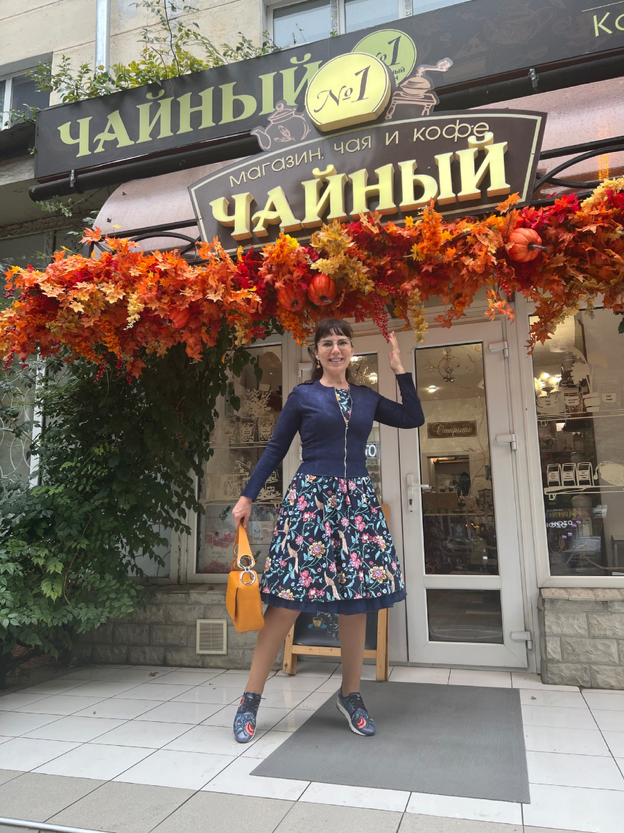 Украшено осенне а на улице всё зелено